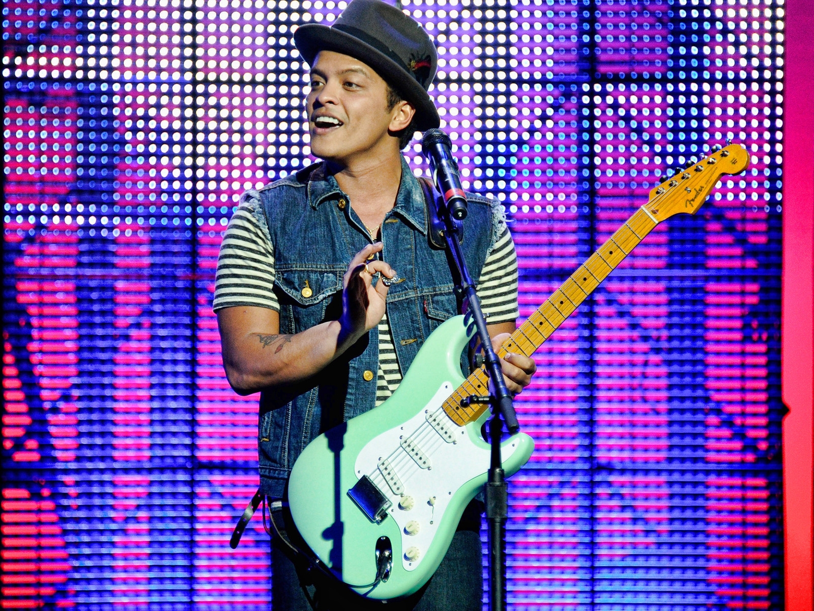 Bruno Mars in Concert for 1600 x 1200 resolution