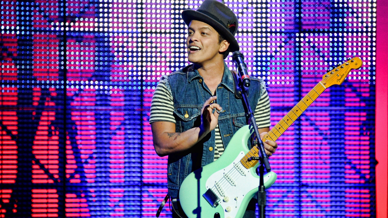 Bruno Mars in Concert for 1600 x 900 HDTV resolution
