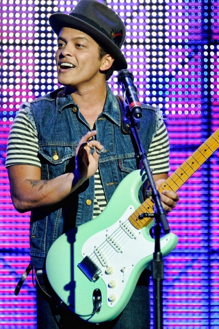 Bruno Mars in Concert for 320 x 480 iPhone resolution