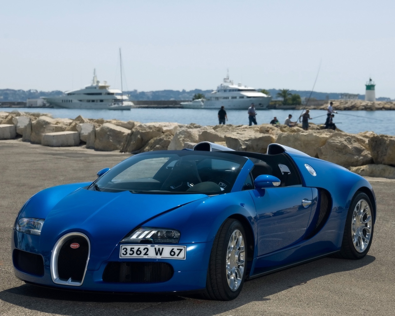 Bugatti Veyron 16.4 Grand Sport in Cannes 2010 - Front And Side 2 for 1280 x 1024 resolution