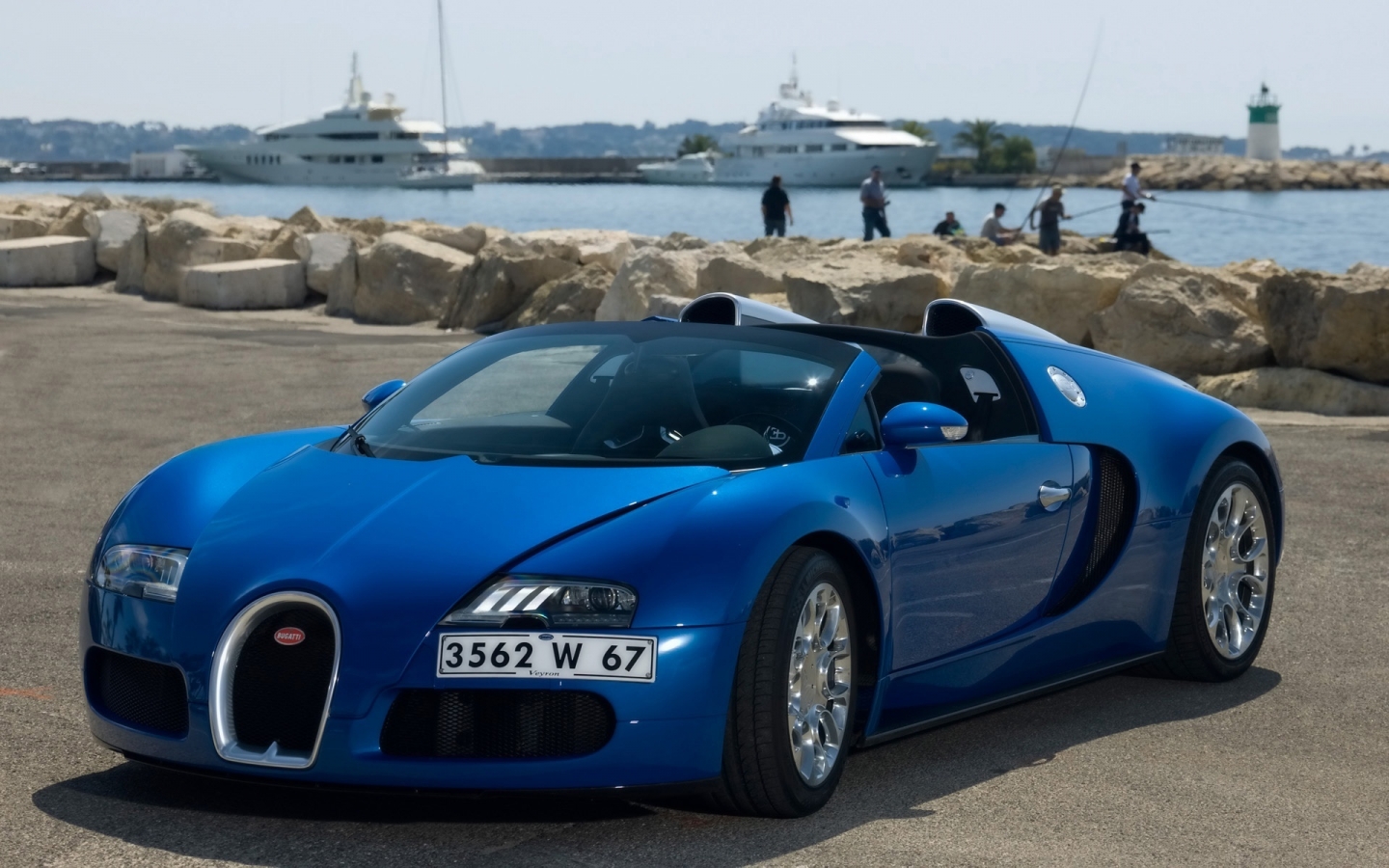 Bugatti Veyron 16.4 Grand Sport in Cannes 2010 - Front And Side 2 for 1440 x 900 widescreen resolution