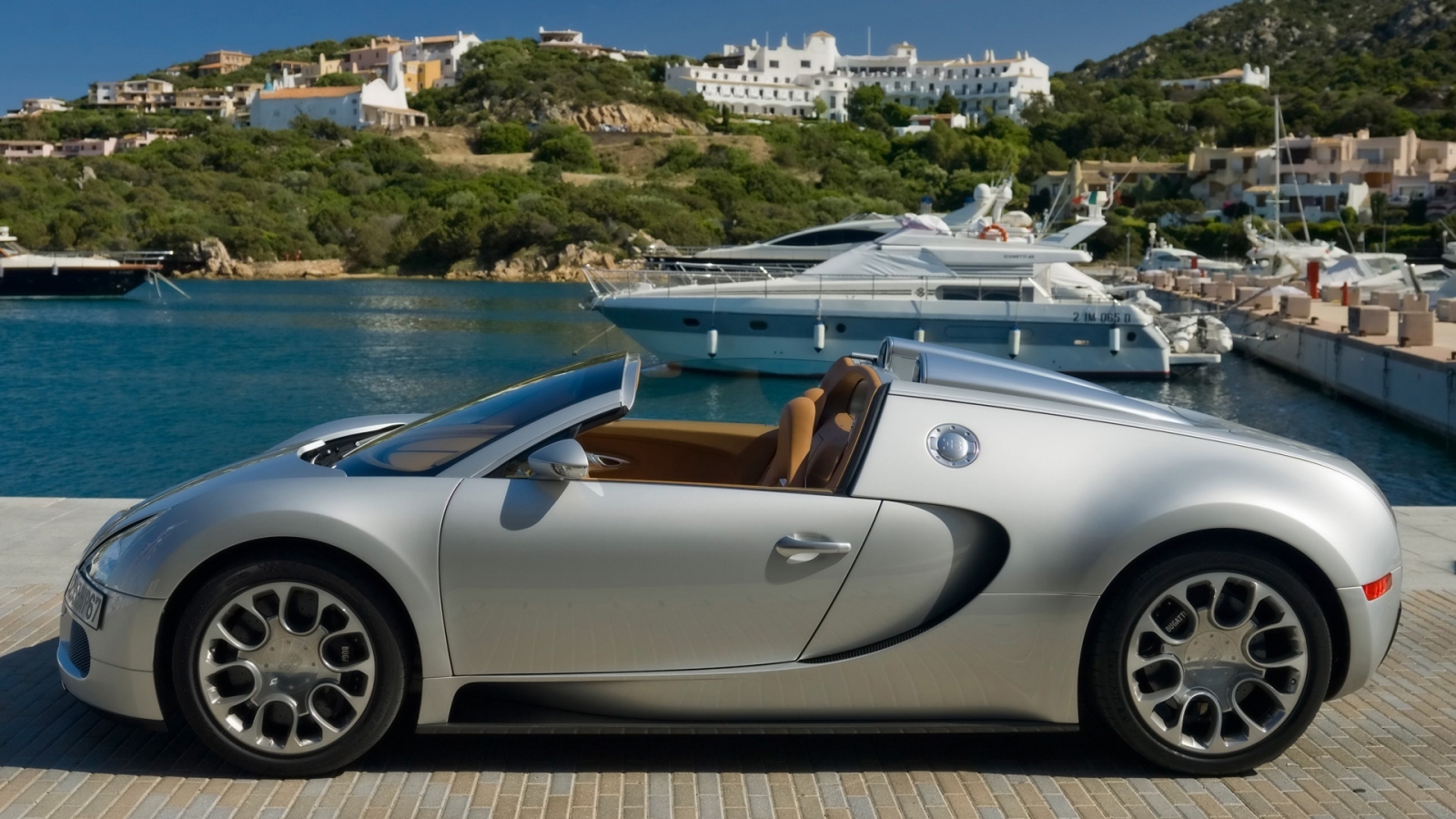 Bugatti Veyron 16.4 Grand Sport in Sardinia 2010 - Side for 1600 x 900 HDTV resolution