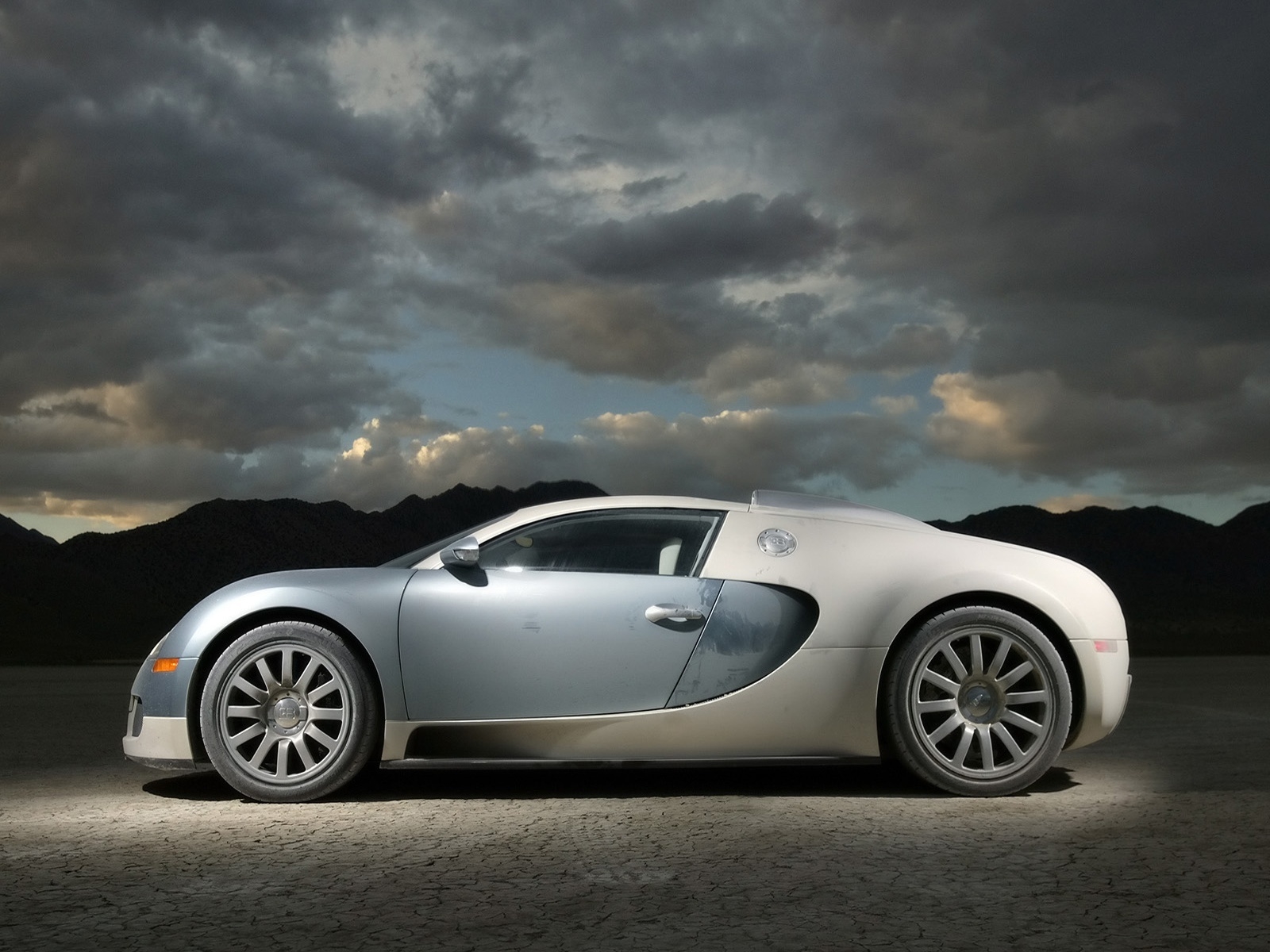 Bugatti Veyron 2007 - Side for 1600 x 1200 resolution