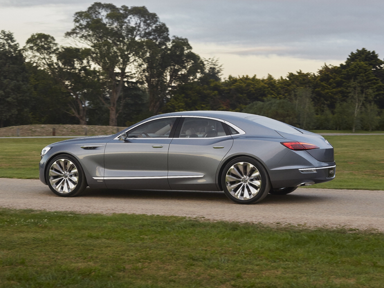 Buick Avenir Concept Side for 1600 x 1200 resolution