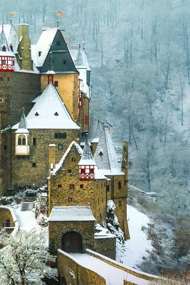 Burg Eltz Castle Germany for 640 x 960 iPhone 4 resolution