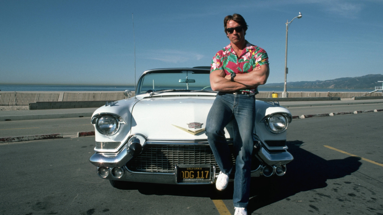 Cadillac and Arnold Schwarzenegger for 1536 x 864 HDTV resolution