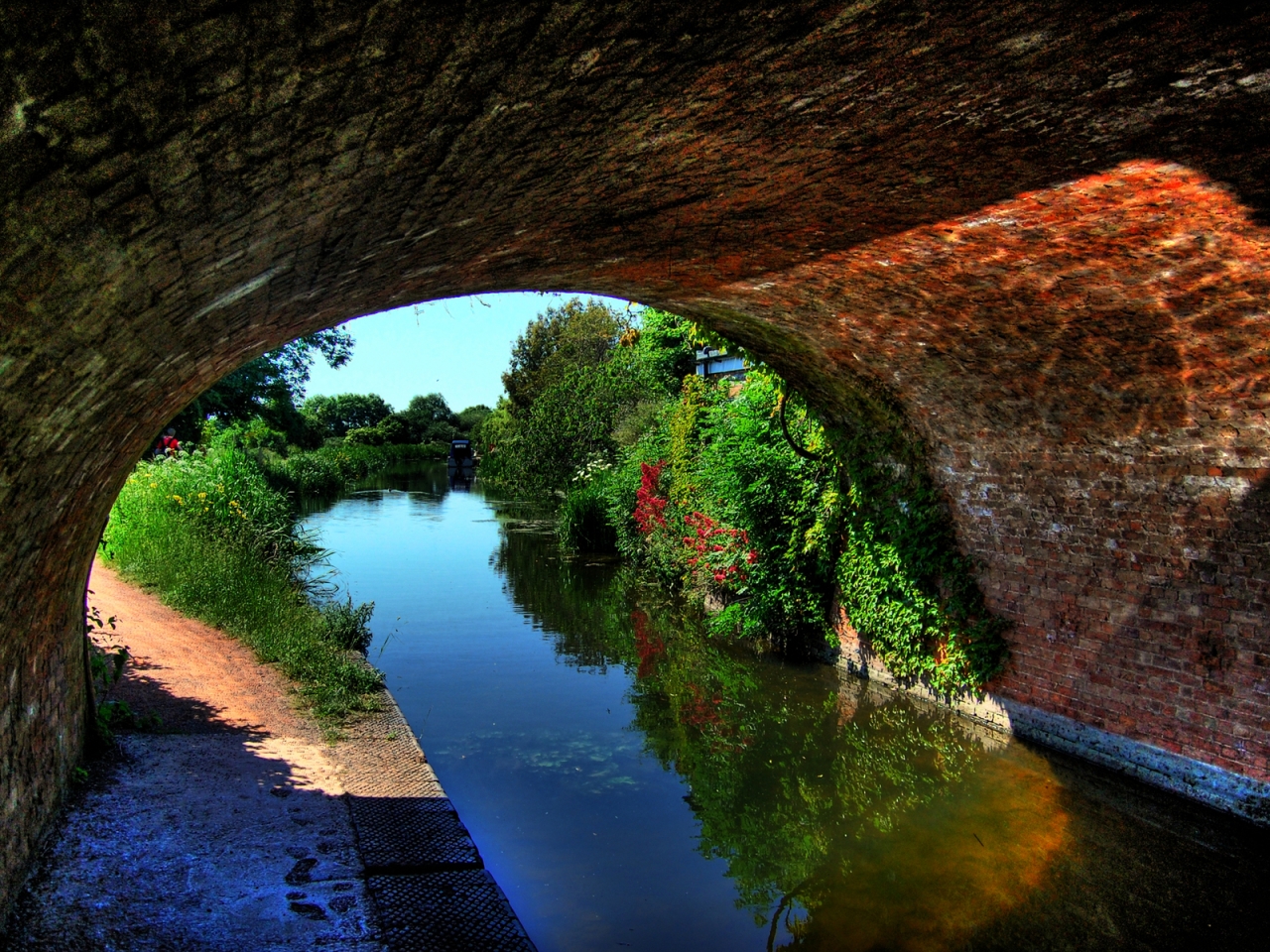 Canal Under An Arched Bridge for 1280 x 960 resolution