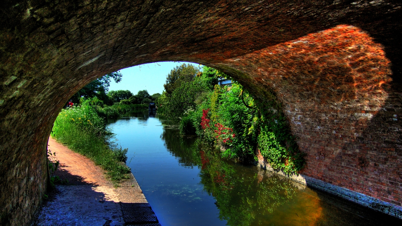 Canal Under An Arched Bridge for 1366 x 768 HDTV resolution