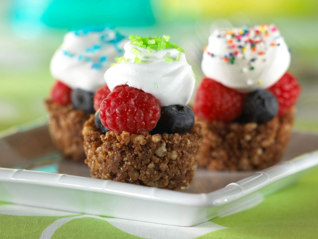 Cereal and Fruits Cakes for 1024 x 768 resolution