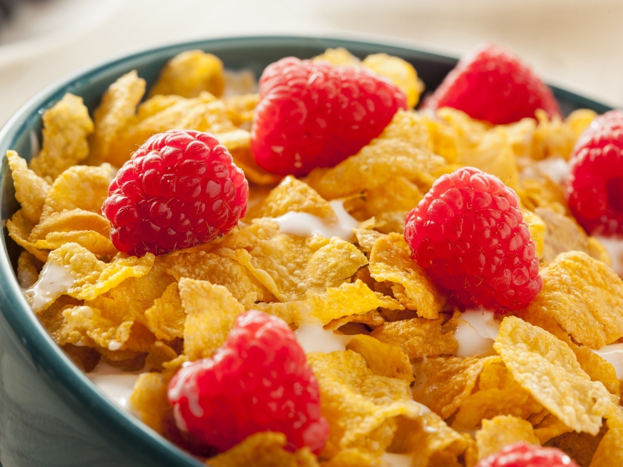 Cereals with Raspberries  for 1280 x 960 resolution