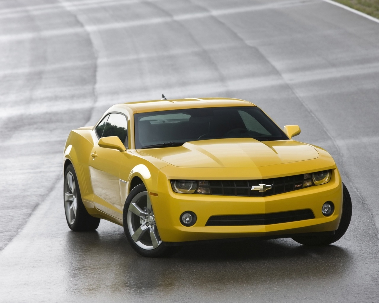 Chevrolet Camaro RS 2010 Yellow Front Angle for 1280 x 1024 resolution