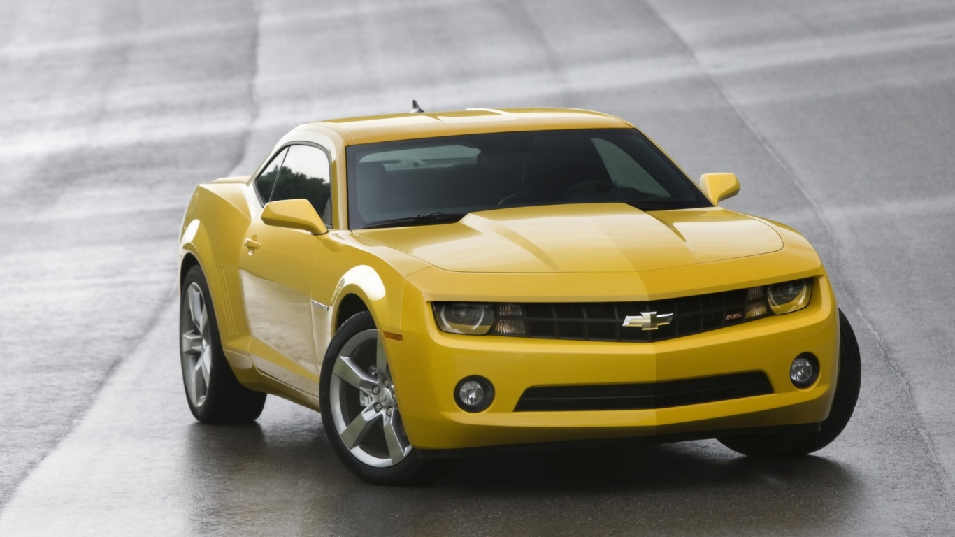 Chevrolet Camaro RS 2010 Yellow Front Angle for 1366 x 768 HDTV resolution