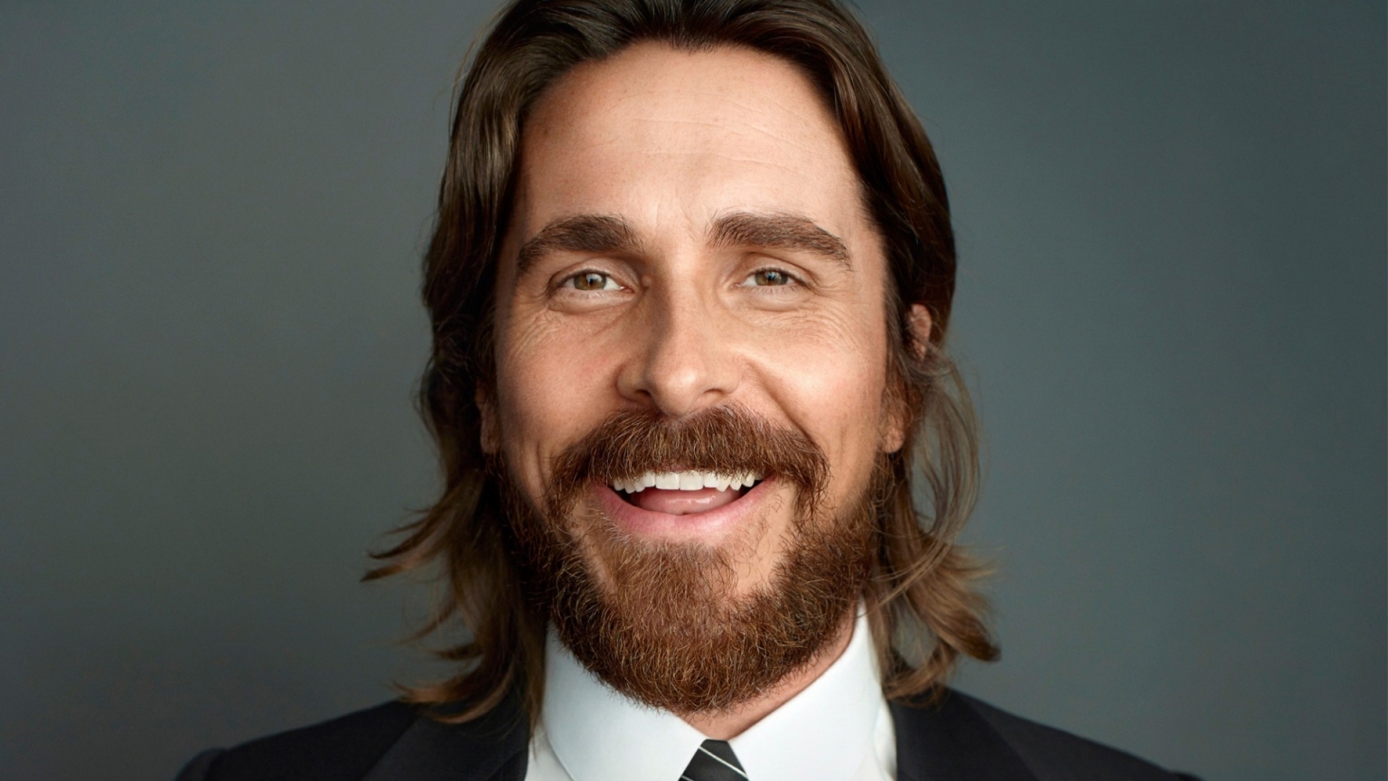 Christian Bale in Suit for 1536 x 864 HDTV resolution