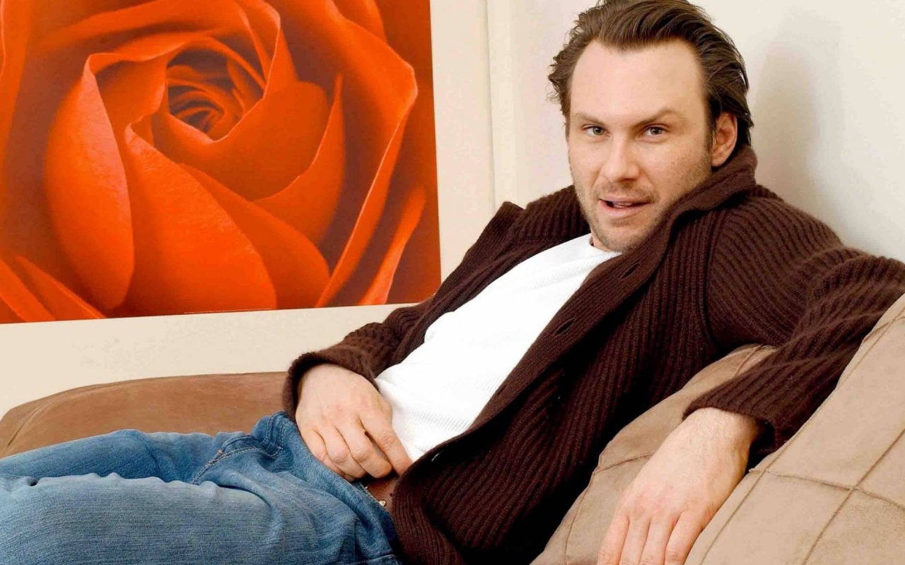 Christian Slater Pose for 1280 x 800 widescreen resolution