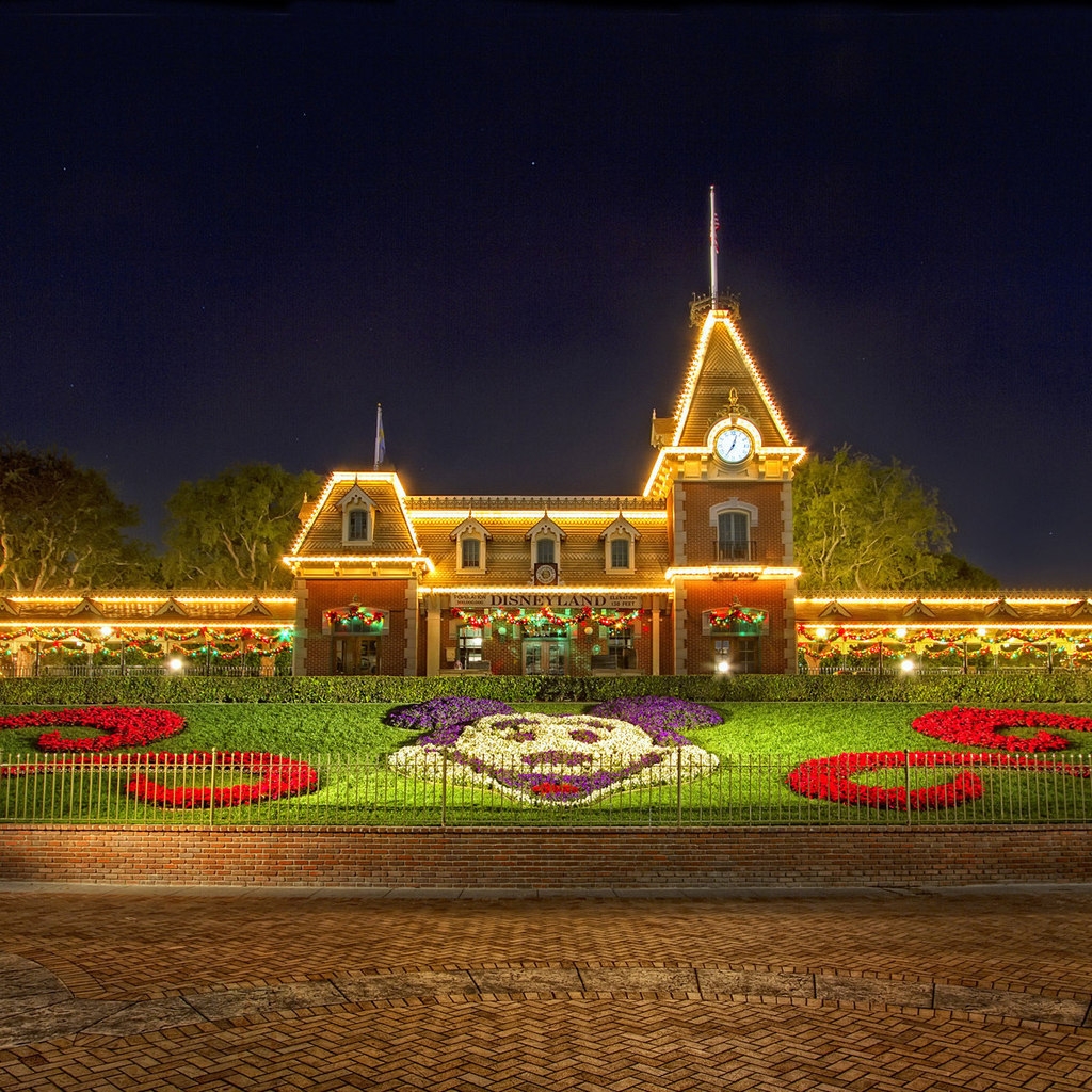 Christmas at Disneyland for 1024 x 1024 iPad resolution