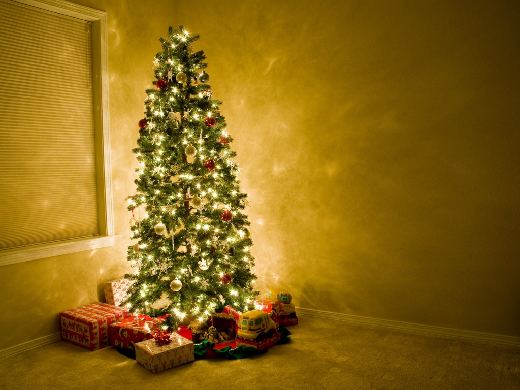 Christmas Tree Beautiful for 1024 x 768 resolution