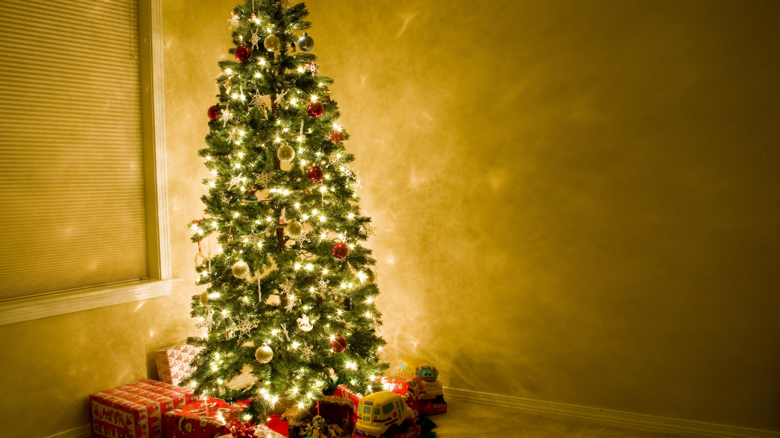 Christmas Tree Beautiful for 1536 x 864 HDTV resolution