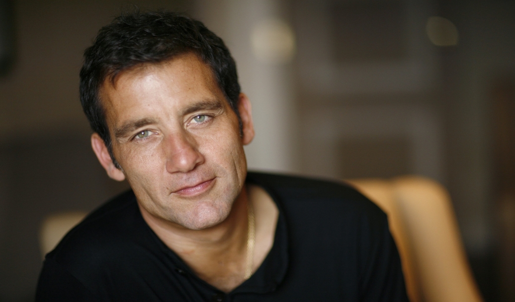 Clive Owen Smile for 1024 x 600 widescreen resolution