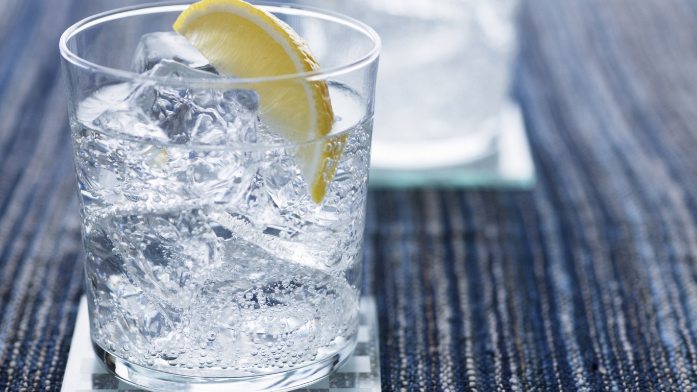 Cocktail Gin and Tonic for 1366 x 768 HDTV resolution