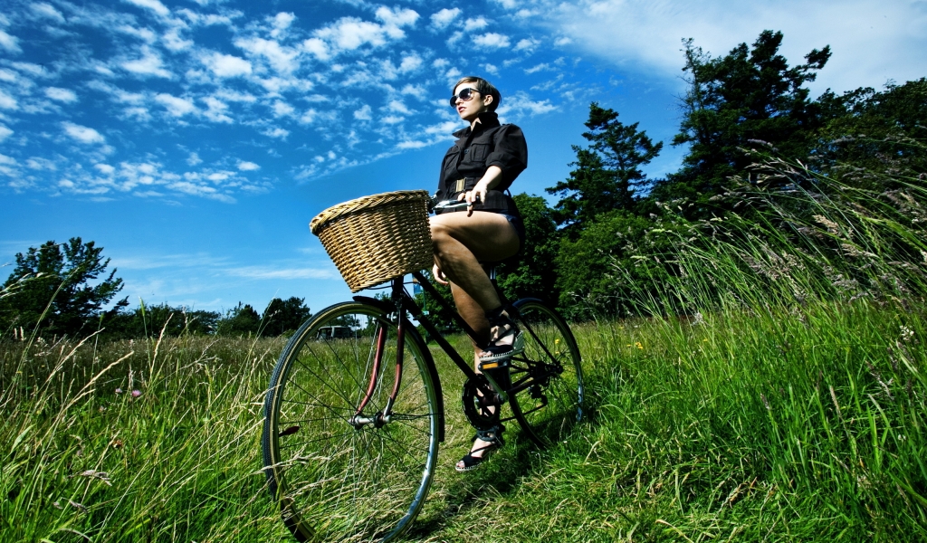 Cool Lady on Bike for 1024 x 600 widescreen resolution