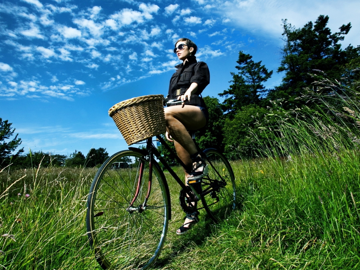 Cool Lady on Bike for 1152 x 864 resolution