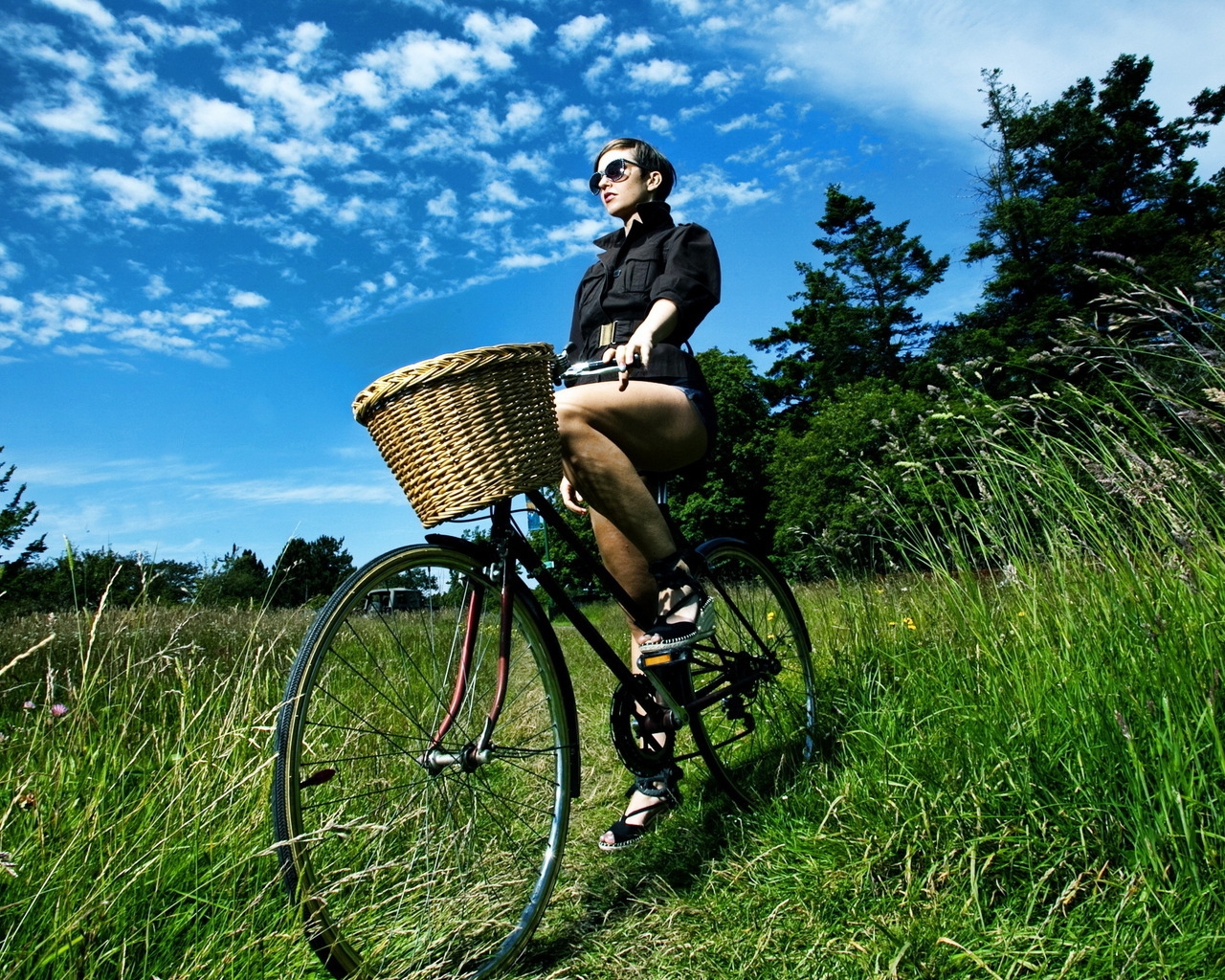 Cool Lady on Bike for 1280 x 1024 resolution