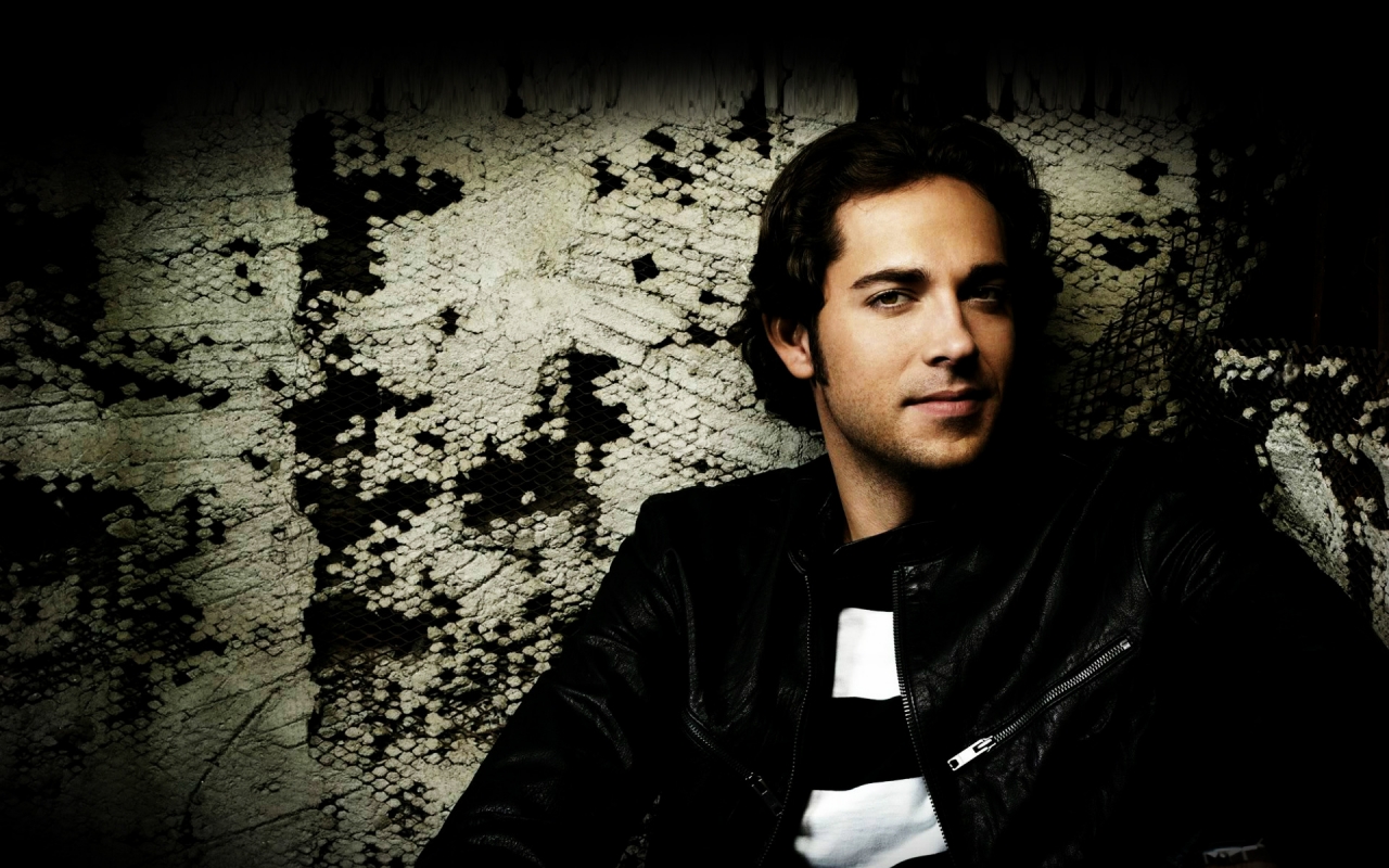 Cool Zachary Levi for 1280 x 800 widescreen resolution