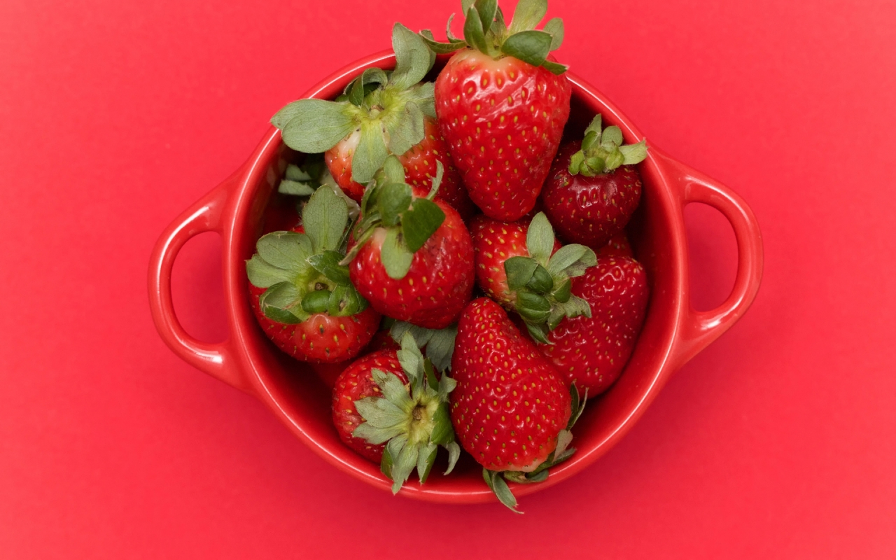 Cup of Strawberries  for 1280 x 800 widescreen resolution