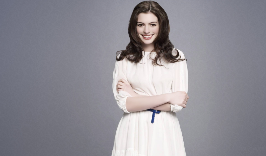 Cute Anne Hathaway for 1024 x 600 widescreen resolution