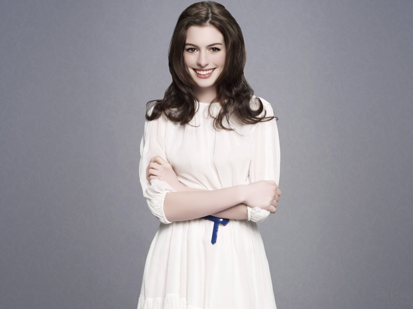 Cute Anne Hathaway for 1600 x 1200 resolution