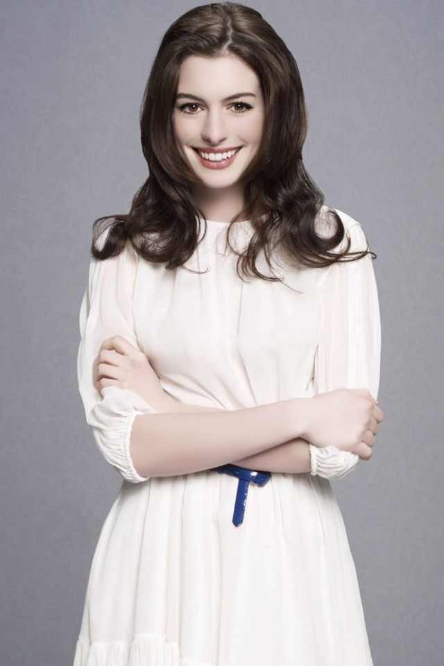 Cute Anne Hathaway for 640 x 960 iPhone 4 resolution