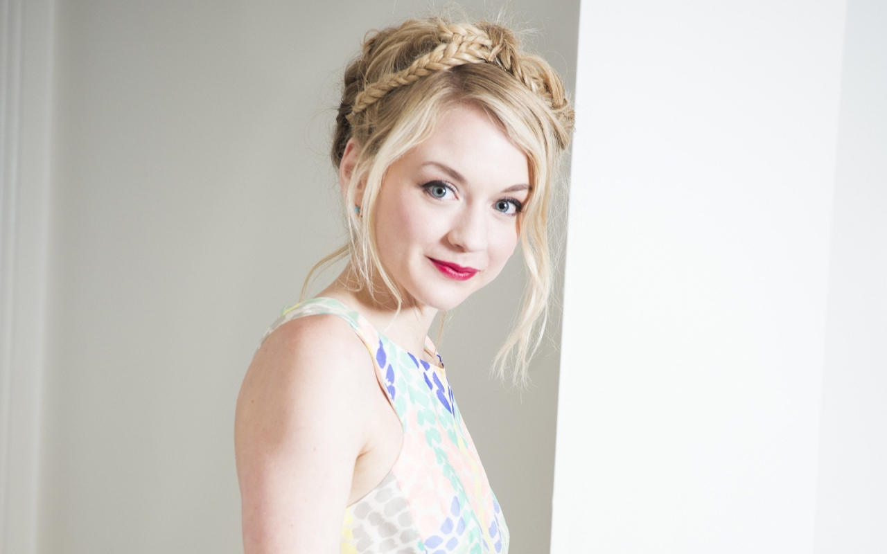 Cute Emily Kinney for 1280 x 800 widescreen resolution