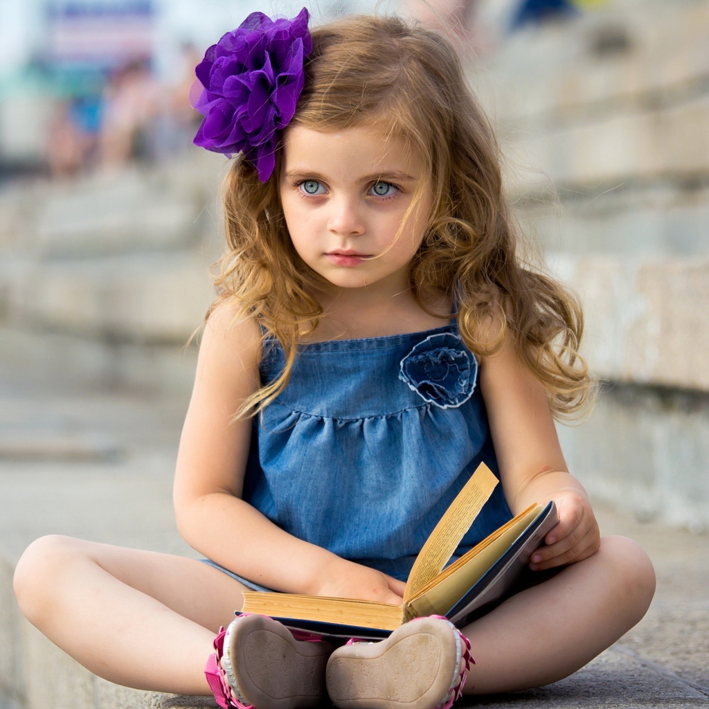 Cute Little Girl for 1024 x 1024 iPad resolution