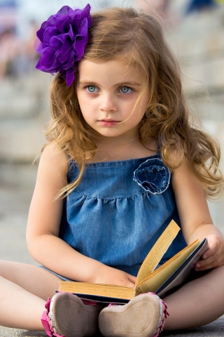 Cute Little Girl for 320 x 480 iPhone resolution