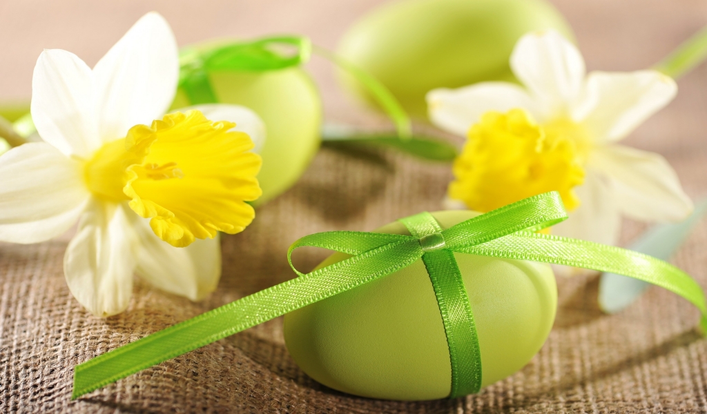 Daffodils and Easter Eggs  for 1024 x 600 widescreen resolution