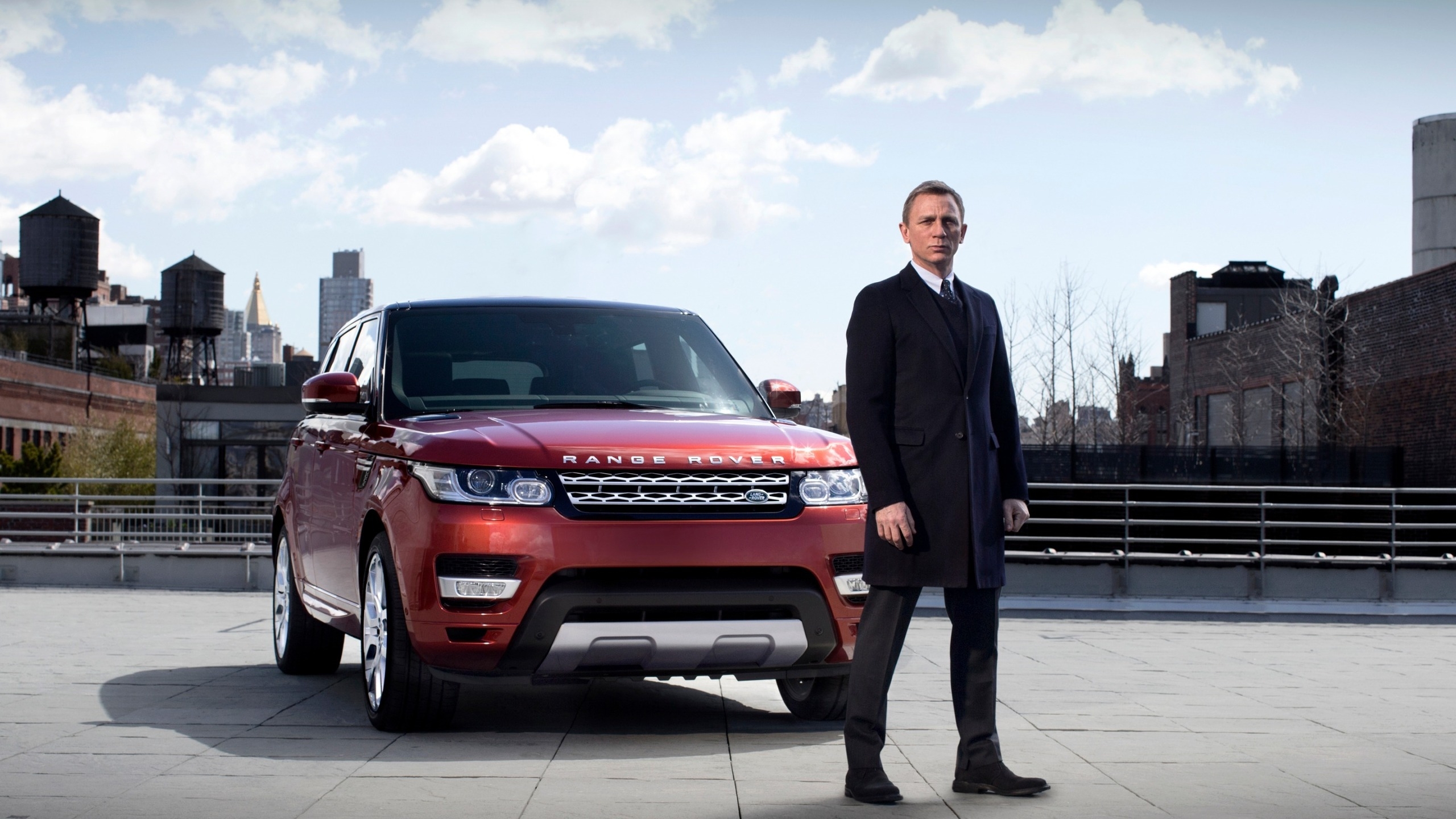 Daniel Craig and Range Rover for 2560x1440 HDTV resolution