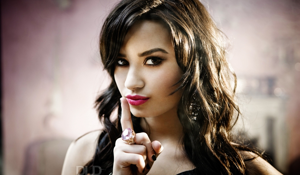 Demi Lovato Look for 1024 x 600 widescreen resolution
