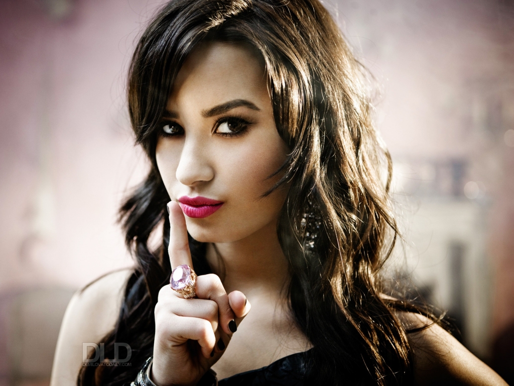 Demi Lovato Look for 1024 x 768 resolution