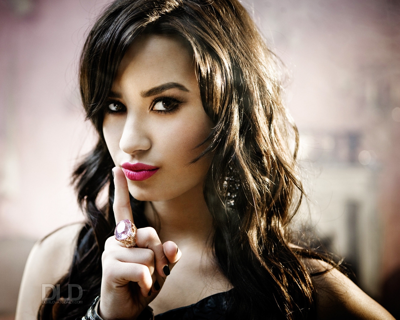 Demi Lovato Look for 1280 x 1024 resolution