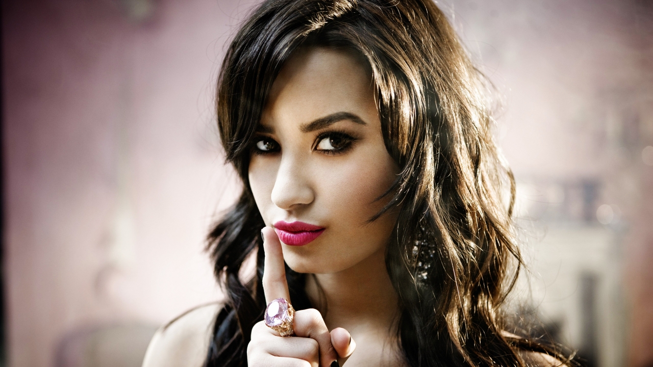 Demi Lovato Look for 1280 x 720 HDTV 720p resolution