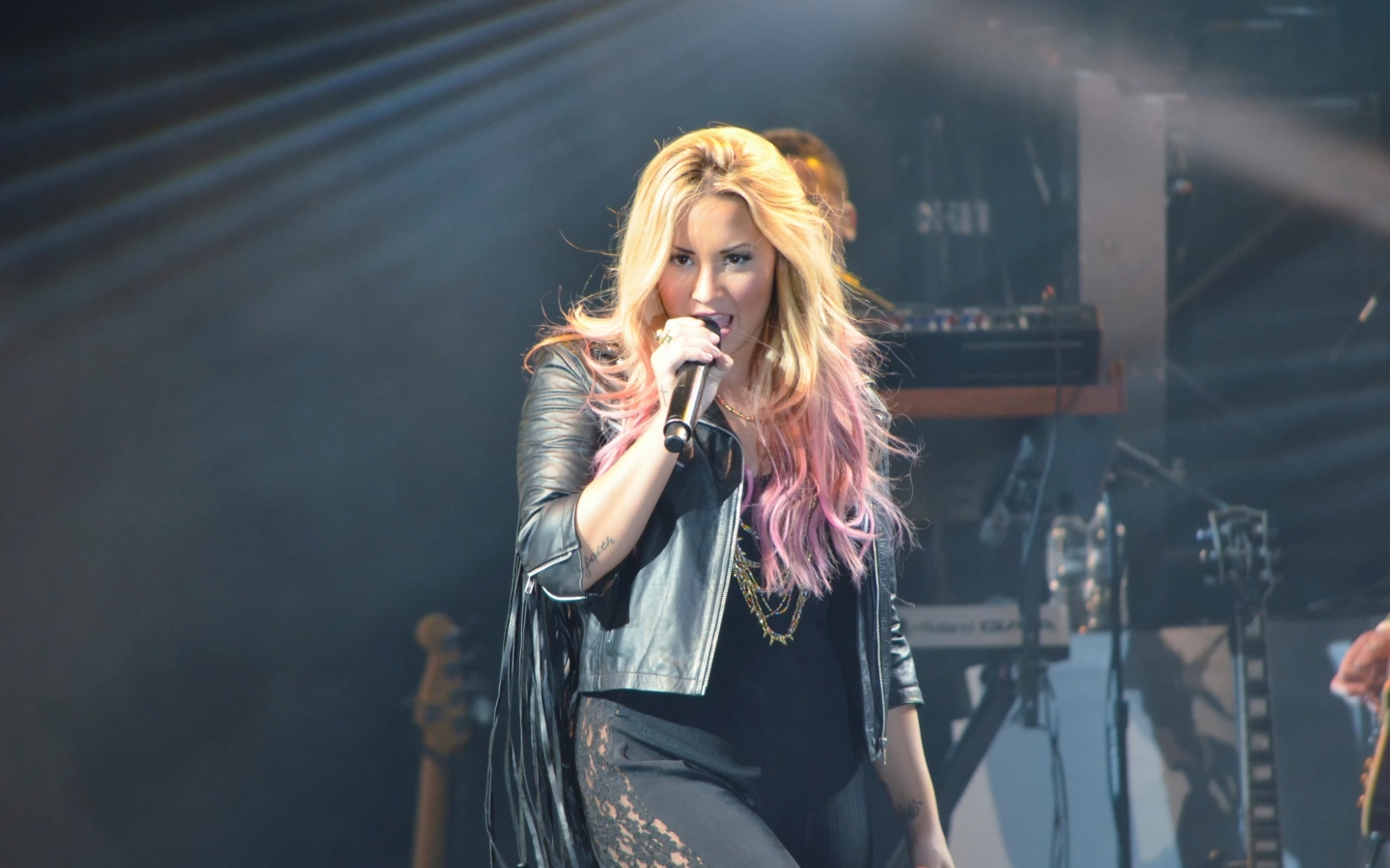Demi Lovato Performing  for 1440 x 900 widescreen resolution