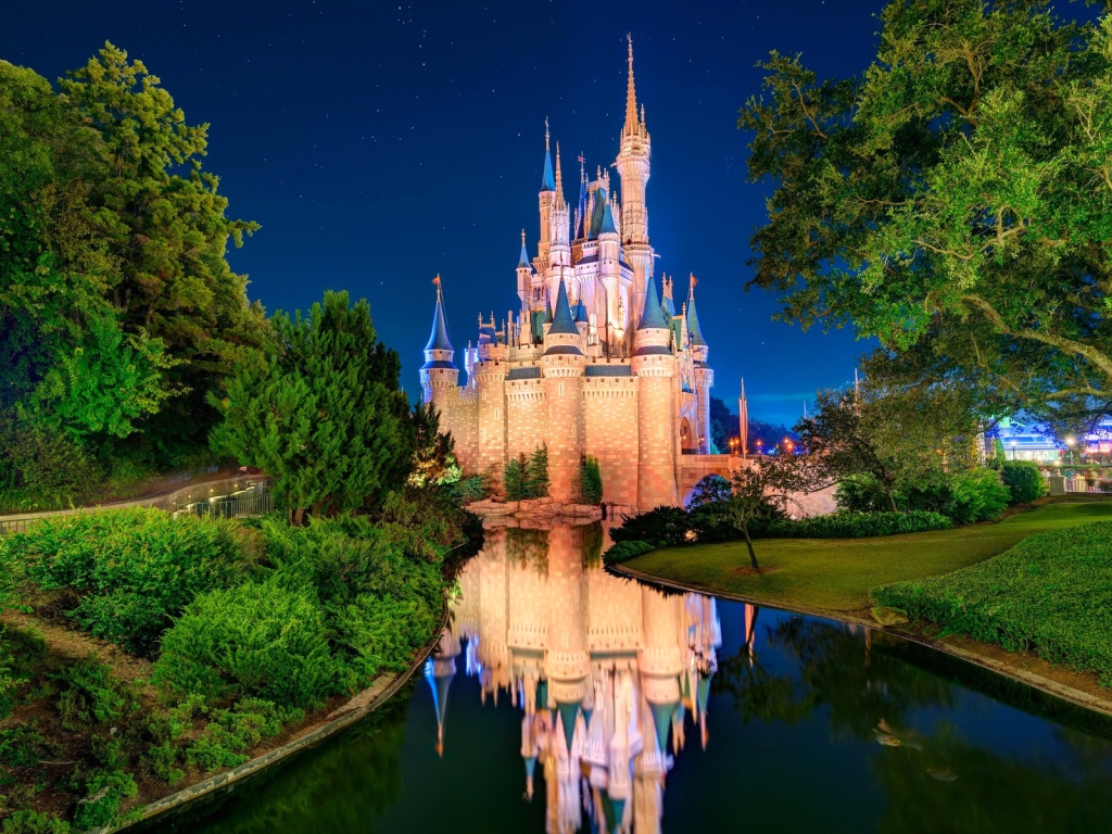 Disneyland Cinderella Castle for 1024 x 768 resolution