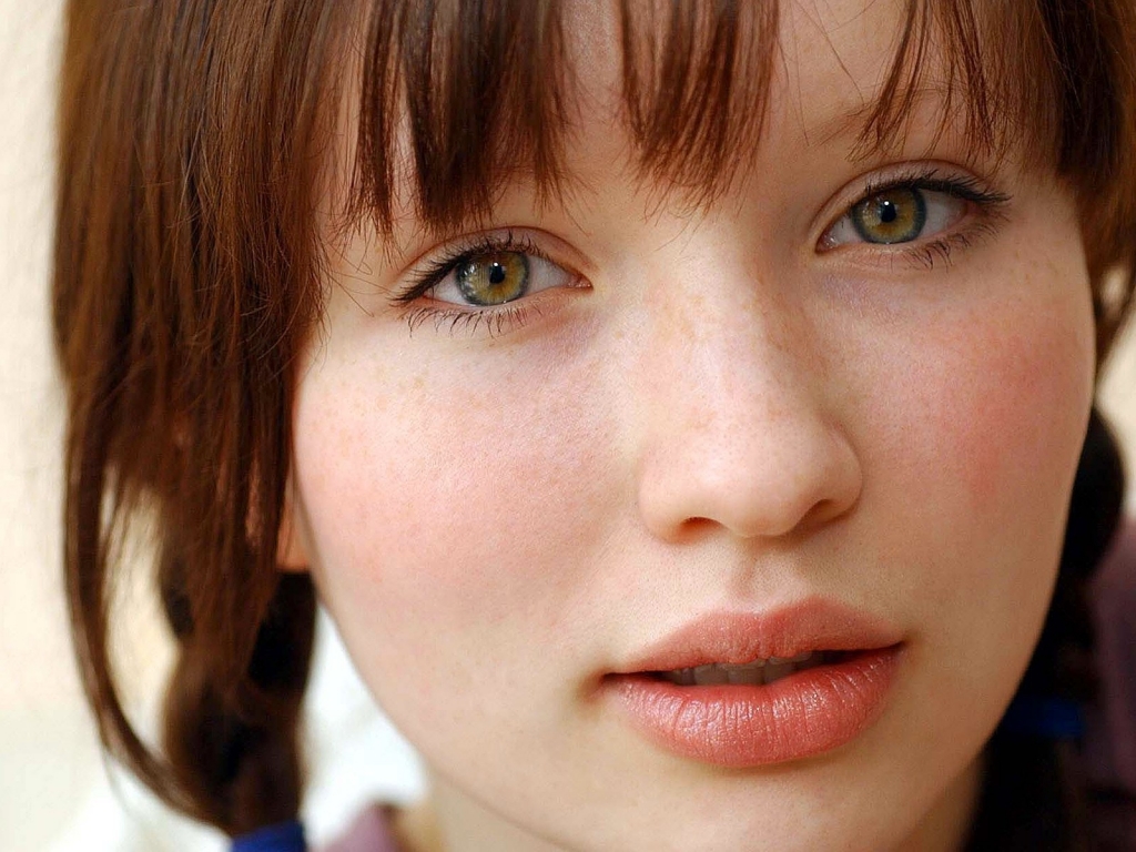 Emily Browning for 1024 x 768 resolution