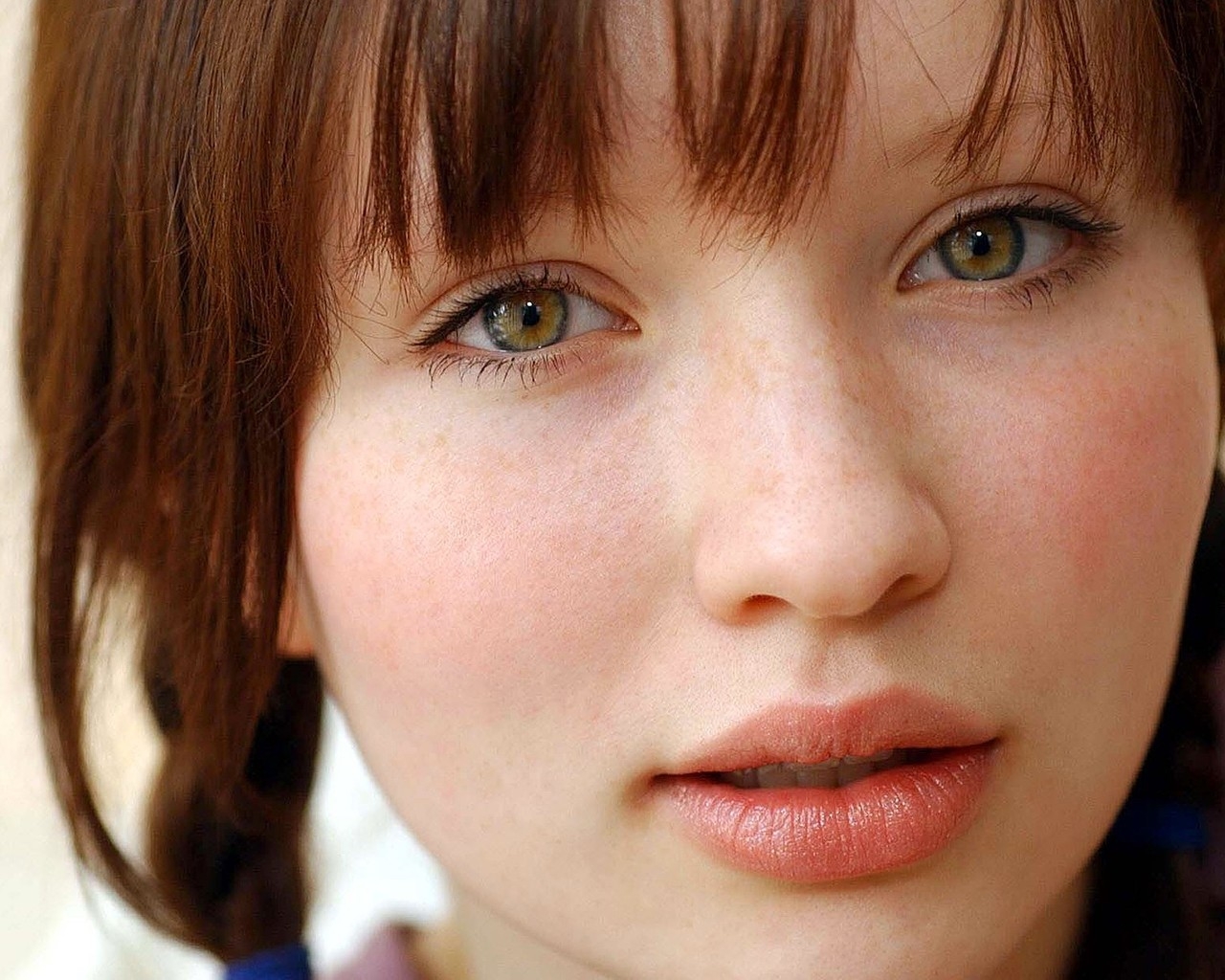 Emily Browning for 1280 x 1024 resolution