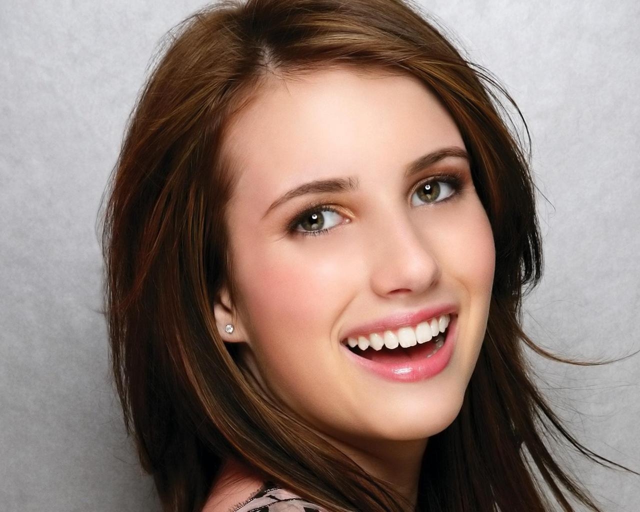 Emma Roberts Smile for 1280 x 1024 resolution