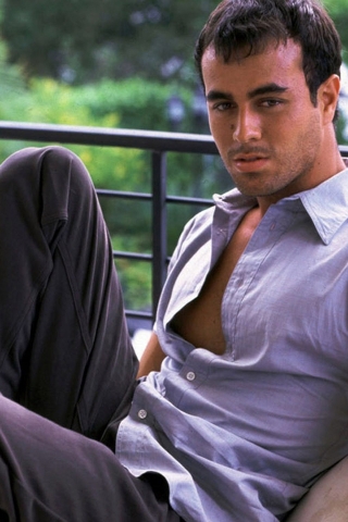Enrique Iglesias Chill for 320 x 480 iPhone resolution