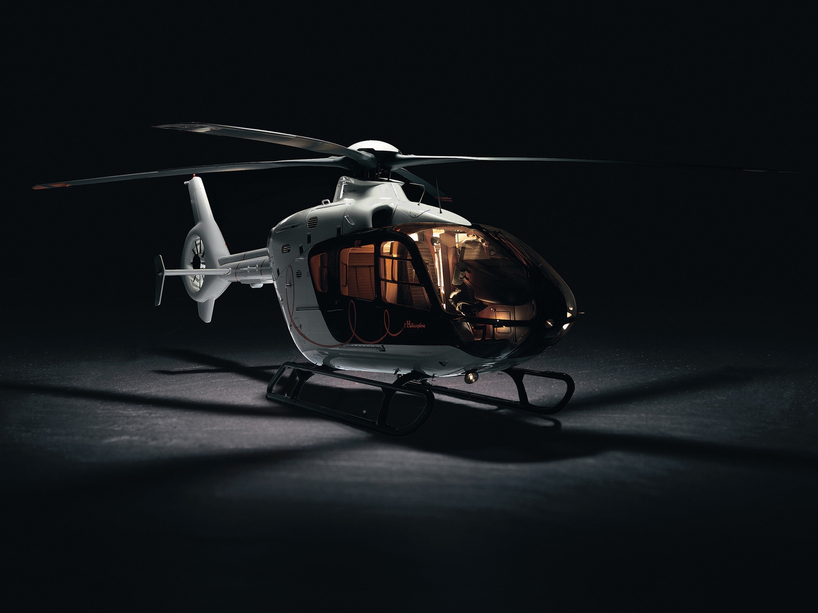 Eurocopter EC135 Helicopter for 1600 x 1200 resolution