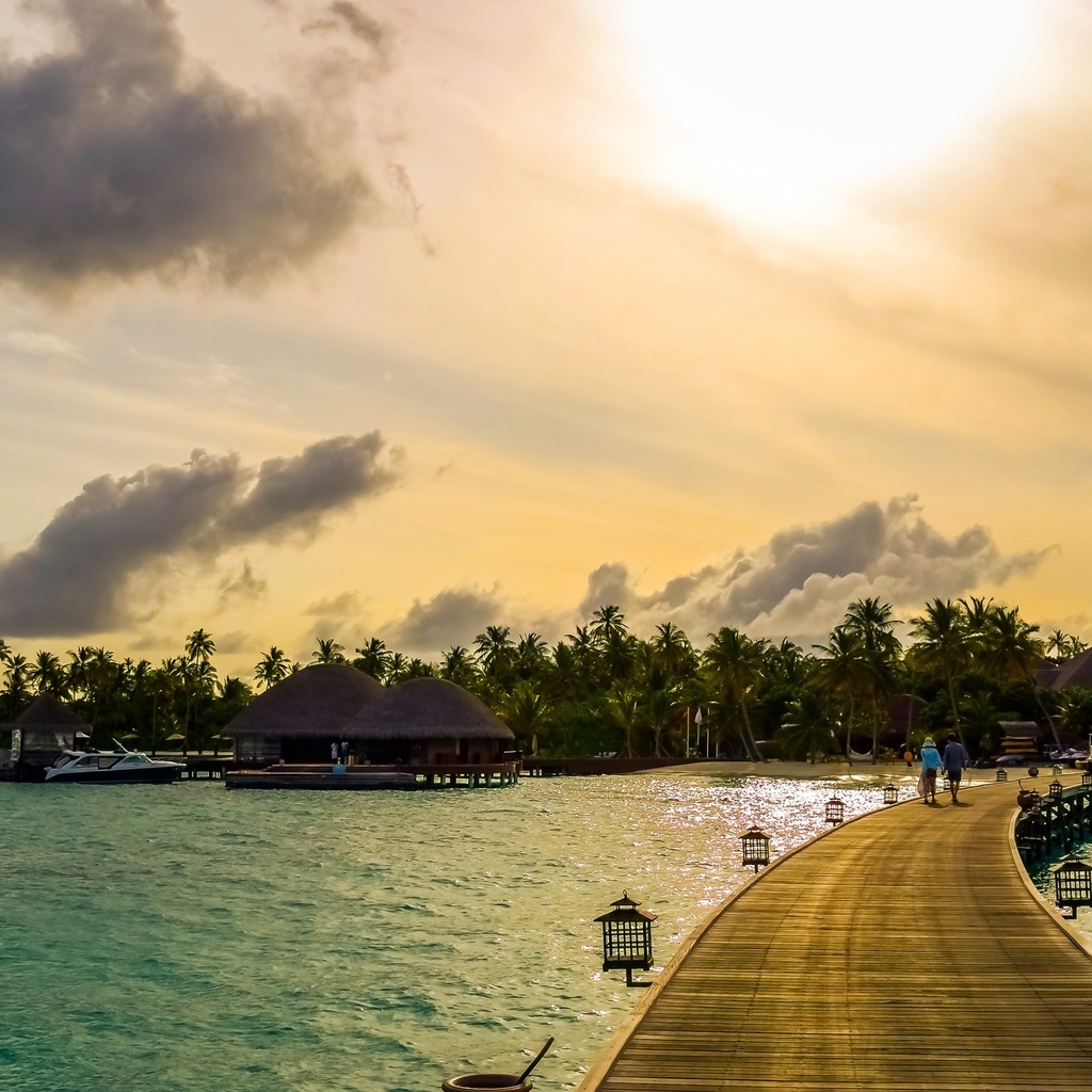 Exotic Maldives Beach for 1024 x 1024 iPad resolution