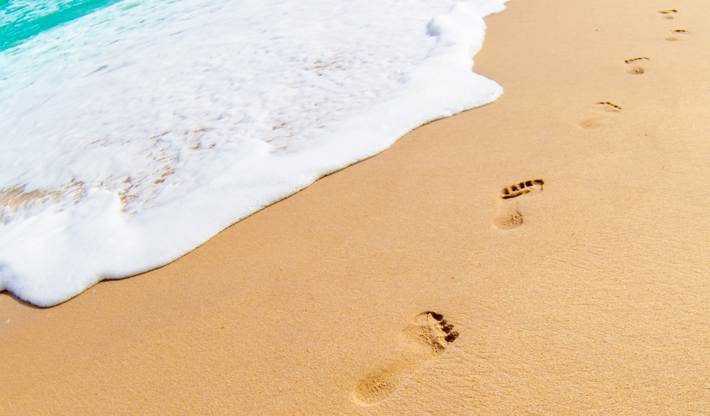 Footprints in the Sand for 1024 x 600 widescreen resolution