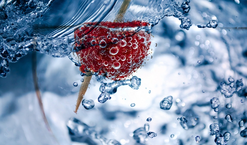 Fresh Raspberry in Water for 1024 x 600 widescreen resolution